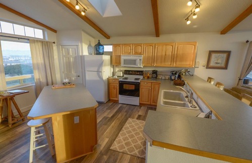 Bayshore House | BEACH FRONT with Bay Views! Pet Friendly