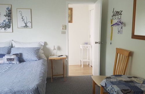 Corlette Bed & Breakfast | BEACH GETAWAY FOR A COUPLE, LINEN SUPPLIED