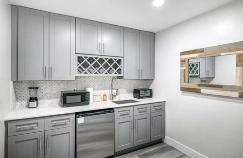 Palm Beach Shores Condo | 🌴 Beach Getaway | Hot Tub | Pets OK! | Fire Pit | WiFi 🌴