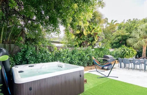 Palm Beach Shores Condo | 🌴 Beach Getaway | Hot Tub | Pets OK! | Fire Pit | WiFi 🌴