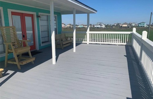 Crystal Beach House | Beach getaway for families or couples! (Pet Friendly)