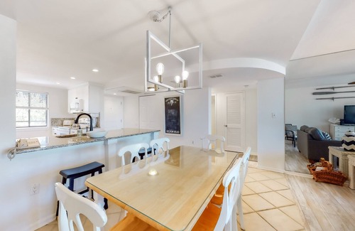 Folly Field Condo | Beach Getaway with WiFi, Pools, Hot Tub, & Ocean View