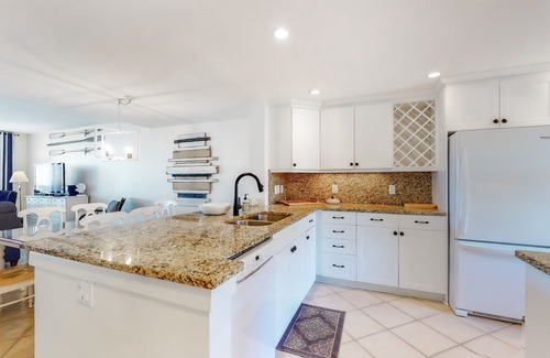 Folly Field Condo | Beach Getaway with WiFi, Pools, Hot Tub, & Ocean View