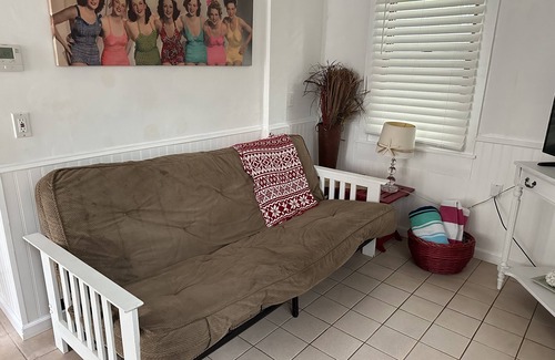 Redington Beach Cottage | Beach guesthouse with laundry- 2 blocks to the beach,