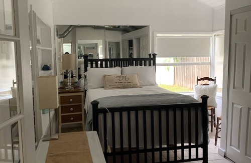 Redington Beach Cottage | Beach guesthouse with laundry- 2 blocks to the beach,