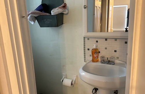Redington Beach Cottage | Beach guesthouse with laundry- 2 blocks to the beach,