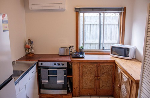 Torquay House | Beach Guesthouse - Prime Location