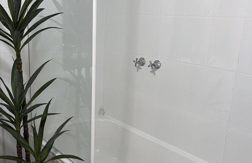 Torquay House | Beach Guesthouse - Prime Location