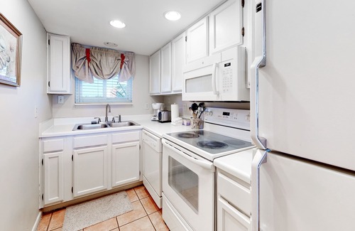 Gulf Shores Condo | Beach + Gulf-Front Condo w/Shared Outdoor Pool, Beach Views, Balcony, Central AC