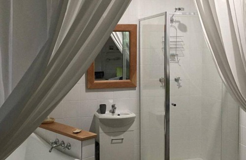 Wongaling Beach House | Beach Hideaway Cottage
