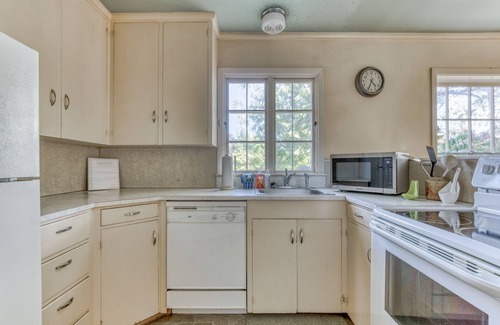 Seaside House | Beach home two blocks from shore & two minutes from town