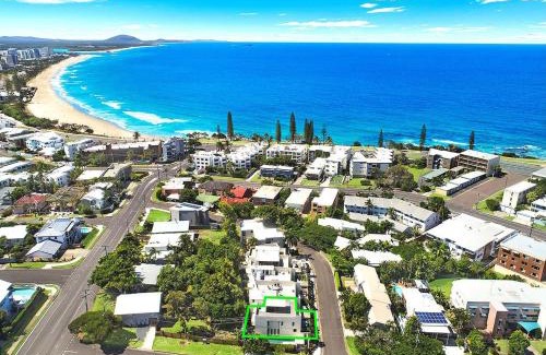 Alexandra Headland Apartment | Beach House 4 brm, 3 mins walk to beach