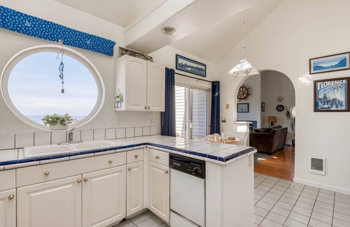 Seal Rock House | Beach House, Amazing Views, Pool Table, Large Deck, Room for the Whole Family