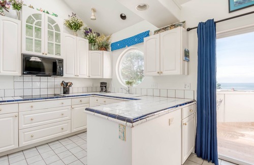 Seal Rock House | Beach House, Amazing Views, Pool Table, Large Deck, Room for the Whole Family