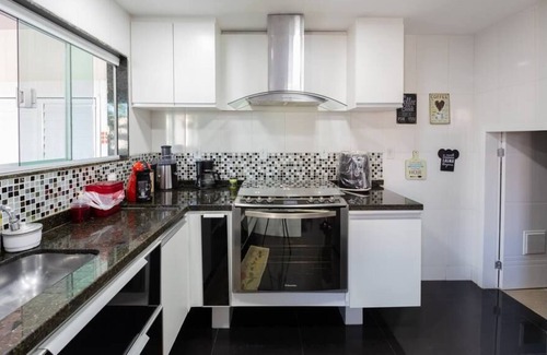 Recreio dos Bandeirantes House | Beach house on playground inside condo