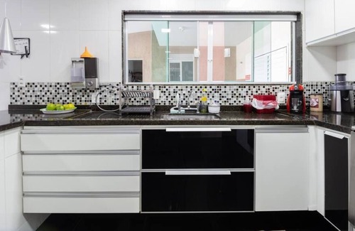 Recreio dos Bandeirantes House | Beach house on playground inside condo