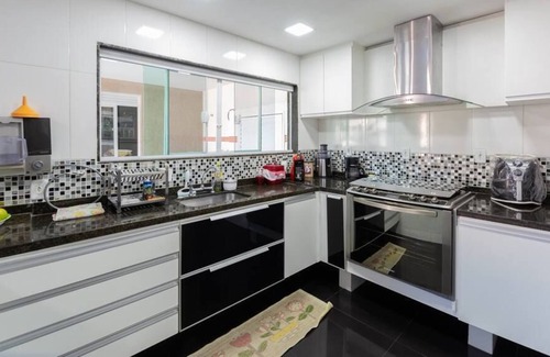 Recreio dos Bandeirantes House | Beach house on playground inside condo