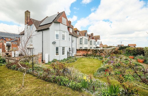 Aldeburgh Cottage | Beach House - sleeps 8 guests in 4 bedrooms