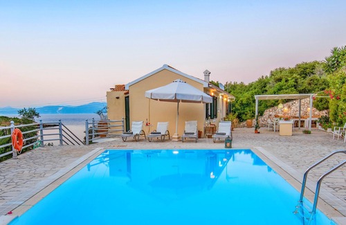 Katsimatika Villa | Beach House Sophia Paxos: Private Pool, Views, WiFi, Aircon