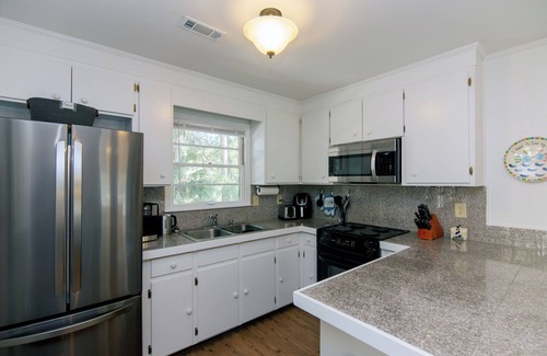 Edisto Island House | Beach Hut Cottage | Pet-Friendly 3BR Edisto Beach Vacation Rental | Easy Walk to the Beach