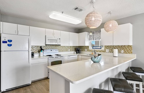Fort Walton Beach - Destin Condo | BEACH IS JUST YARDS AWAY! END UNIT FACING THE GULF!! SPOTLESS!
