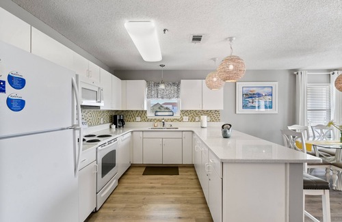 Fort Walton Beach - Destin Condo | BEACH IS JUST YARDS AWAY! END UNIT FACING THE GULF!! SPOTLESS!