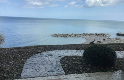Geneva-on-the-Lake Condo | BEACH LEVEL LAKE FRONT CONDO L02-5 Queen beds. Perfect for families with kids