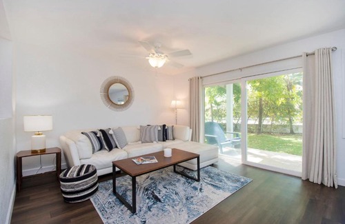 Seven Mile Beach Apartment | Beach Living at Seagull Condos BLMI