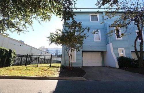 Northeast Virginia Beach House | Beach Luxury Townhouse