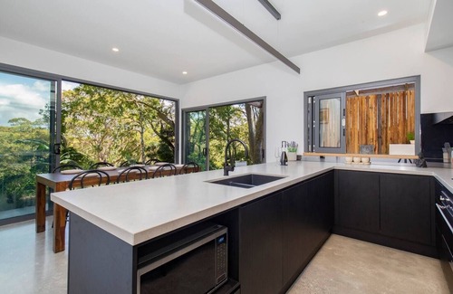 Merewether House | Beach Meets Bush at Expansive Treetop Oasis