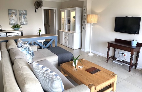 Selection Beach Cottage | Beach Music, Umdloti Beach, sea views. Airport 9.2km. Newly decorated. 5 Star