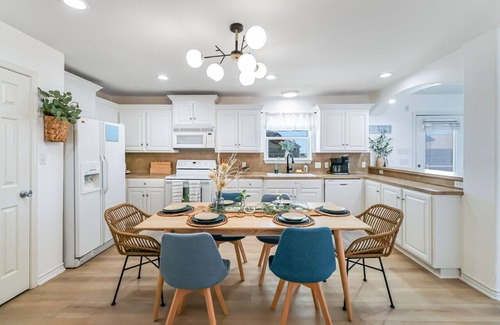 Port Bolivar House | BEACH'N INN - 4th Row home, sleeps 12, Cargo Lift, Quiet area!