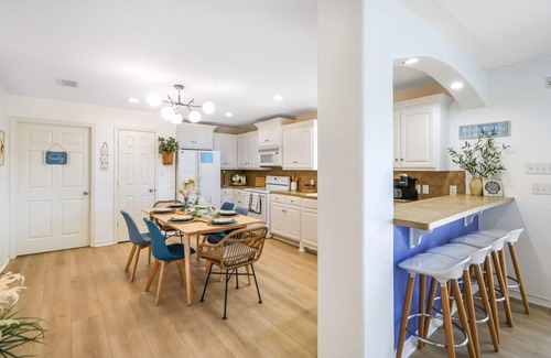 Port Bolivar House | BEACH'N INN - 4th Row home, sleeps 12, Cargo Lift, Quiet area!