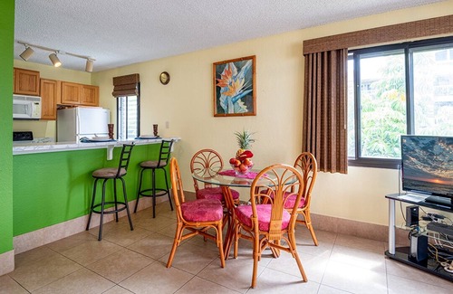 Historic Kailua Village Apartment | Beach/Ocean View Condo 🐬 Great Value, Walking Distance to Beach🏝️ and Town👣 Kona Reef B21