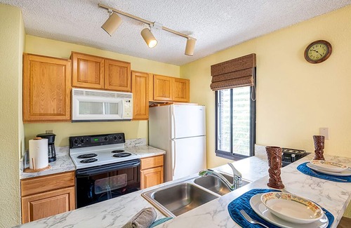Historic Kailua Village Apartment | Beach/Ocean View Condo 🐬 Great Value, Walking Distance to Beach🏝️ and Town👣 Kona Reef B21
