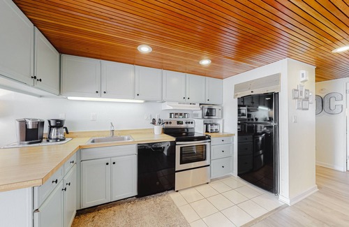 North Ocean City Condo | Beach- & oceanfront condo with balcony, washer/dryer, pool, & views