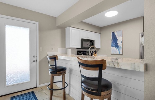 Navarre Beach Condo | Beach on a Budget | 💰 Affordable Pet-Friendly Condo + Steps to Beach 🐾