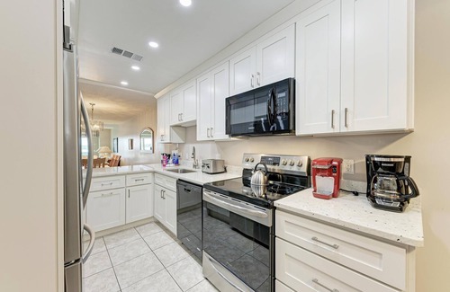 Bradenton Beach Condo | Beach Palms 2A-Beach 1 Minute WalkHeated Pool-Free Wi-Fi-Dock