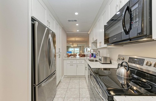 Bradenton Beach Condo | Beach Palms 2A-Beach 1 Minute WalkHeated Pool-Free Wi-Fi-Dock