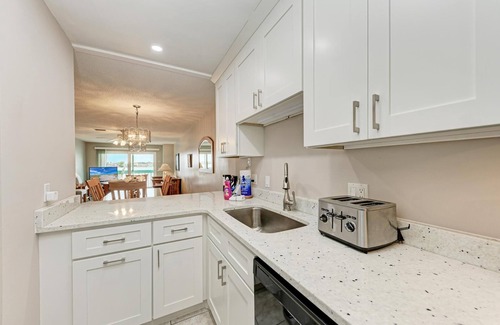 Bradenton Beach Condo | Beach Palms 2A-Beach 1 Minute WalkHeated Pool-Free Wi-Fi-Dock
