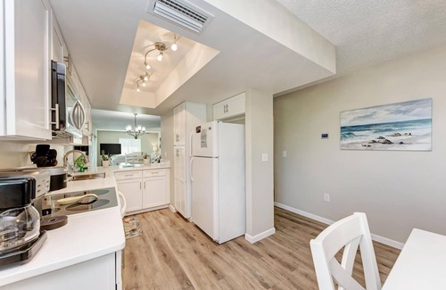 Bradenton Beach Condo | Beach Palms 8B-Beach 1 Minute Walk, Heated Pool, Free Wi-Fi-Dock-Private Balcony