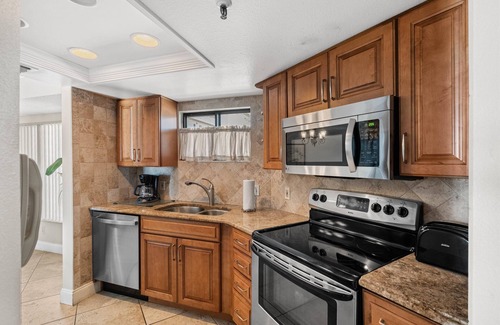 St. Pete Beach Condo | Beach Paradise | Ocean Views + Pool + Parking