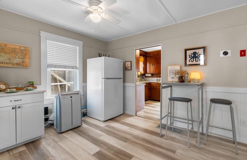 Wareham Center House | Beach Pass-Charming Waterfront Cottage in Wareham