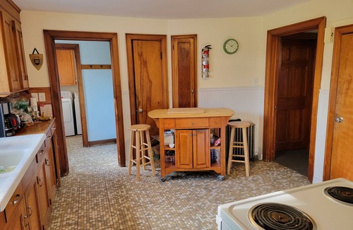 Westerly Cottage | Beach Pass included. Tidy, quiet house w/Porch. Sleeps 7