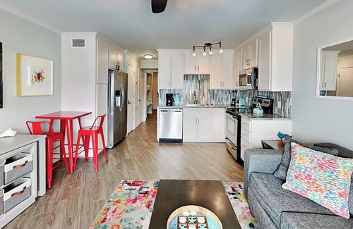 Tybee Island Condo | Beach Racquet A209 | Easy Walk to Beach & Community Pools!