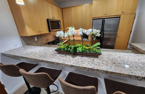 Gas Lamp Section Apartment | Beach relaxation & activities