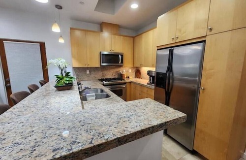 Gas Lamp Section Apartment | Beach relaxation & activities
