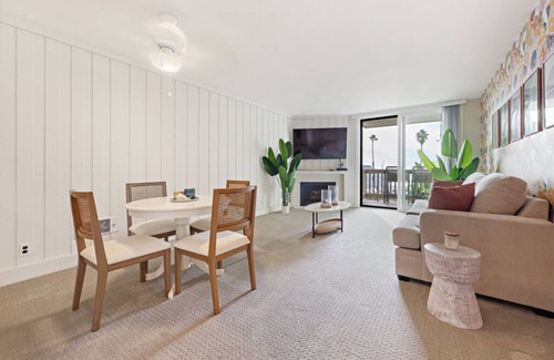 Townsite Apartment | *Beach Resort* Hot Tub* Steps to beach* Pool!