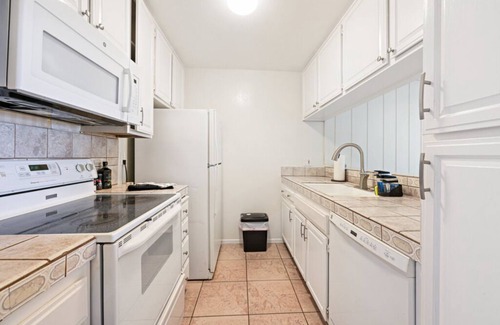 Townsite Apartment | *Beach Resort* Hot Tub* Steps to beach* Pool!