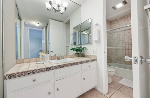 Townsite Apartment | *Beach Resort* Hot Tub* Steps to beach* Pool!